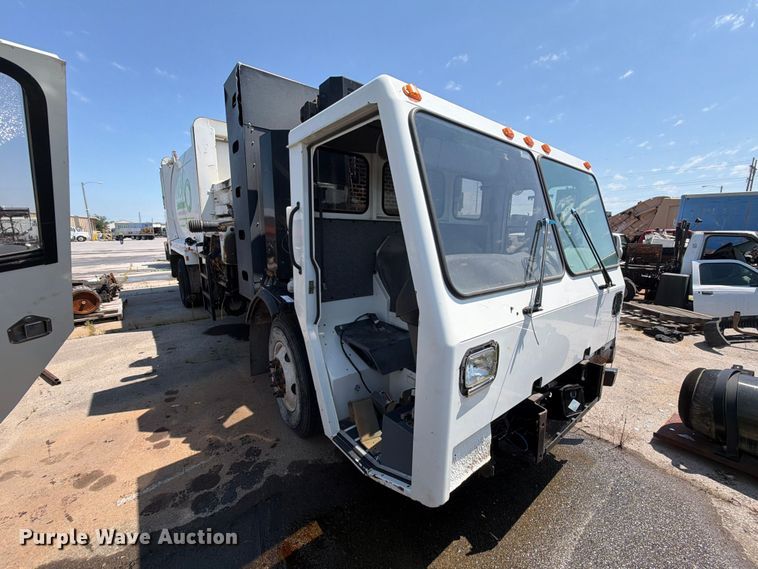 2012 Crane Carrier Low Entry Refuse Truck - photo 3