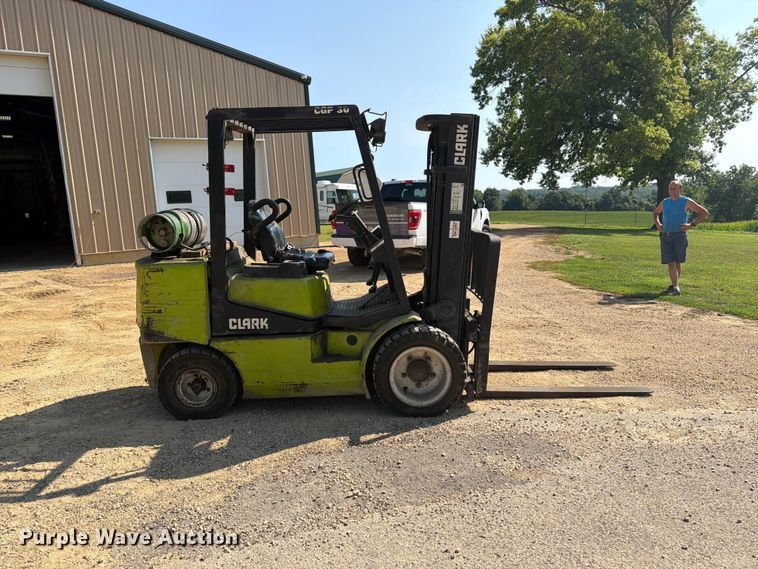 Clark CGP-30 Forklift - photo 4