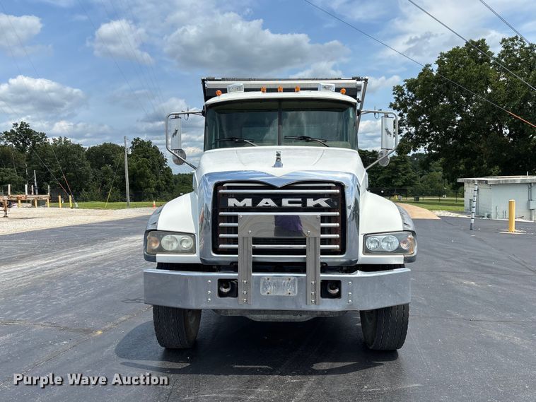 2008 Mack GU713 Dump Truck - photo 2