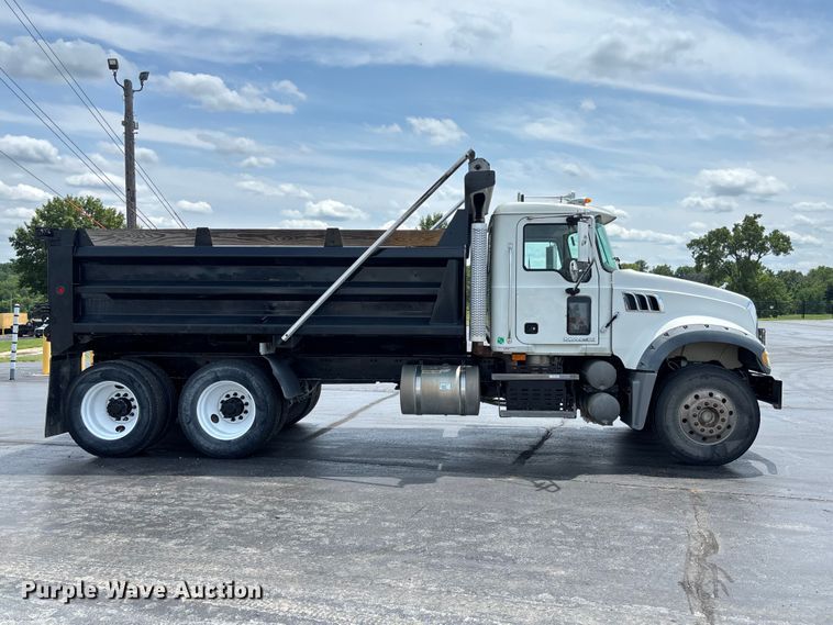 2008 Mack GU713 Dump Truck - photo 4