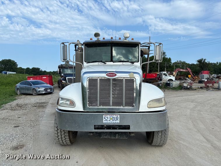2006 Peterbilt 335 Rollback Truck - photo 2