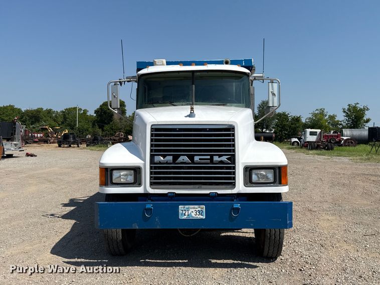 2006 Mack CHN613 Dump Truck - photo 2