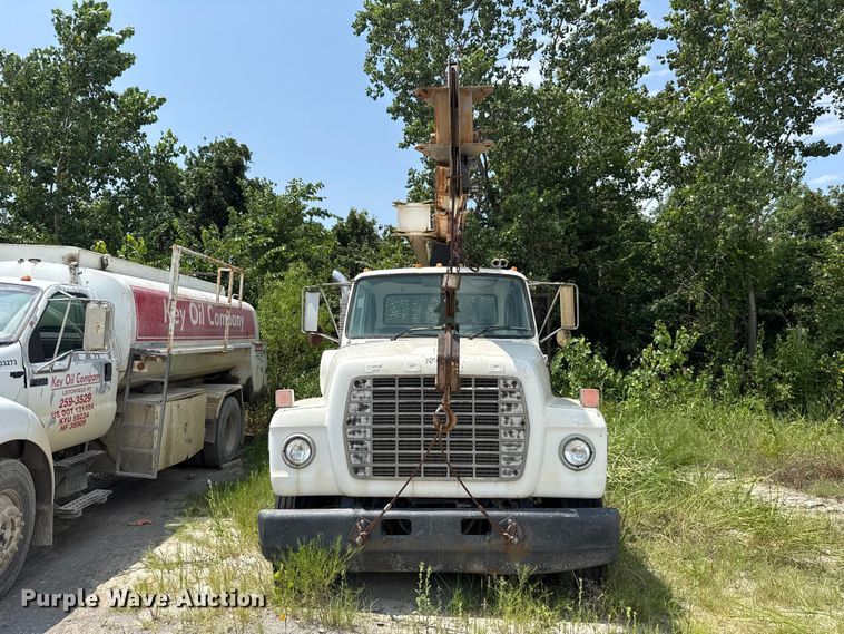 1996 Ford LT9000 Crane Truck - photo 2