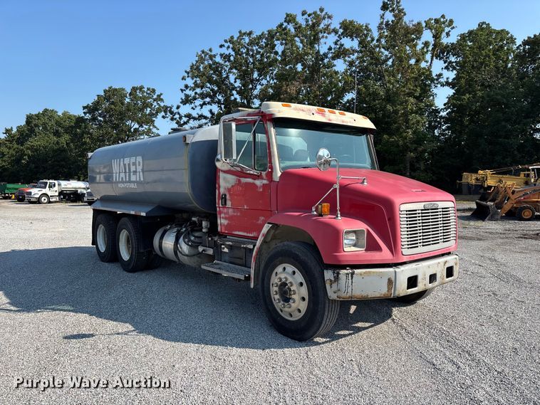 1996 Freightliner Cascadia Water Truck - photo 3
