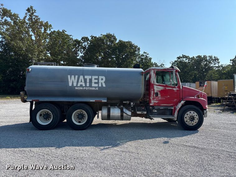 1996 Freightliner Cascadia Water Truck - photo 4