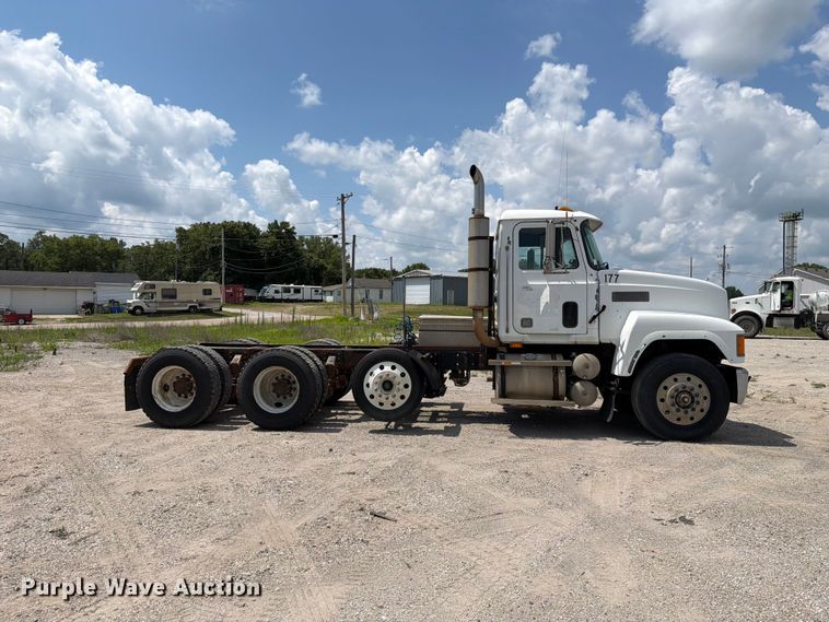 1990 Mack CH613 Truck Cab And Chassis - photo 4