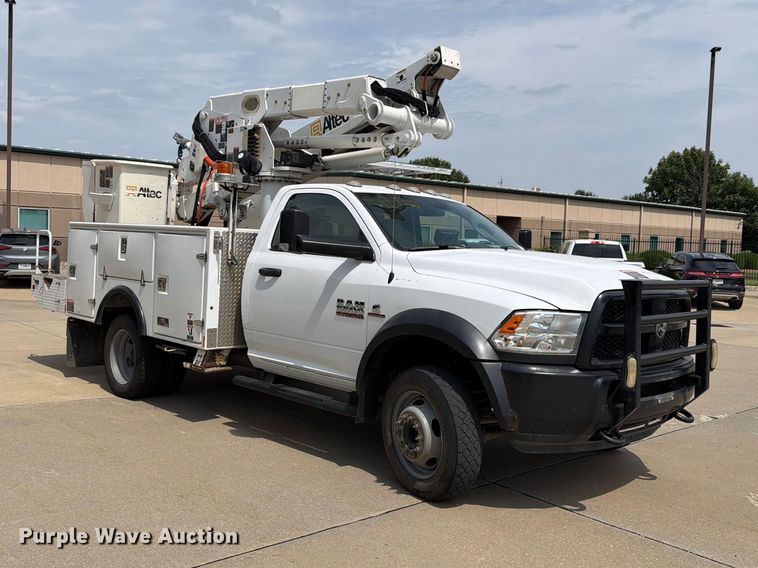 2017 RAM 5500HD Bucket Truck - photo 3
