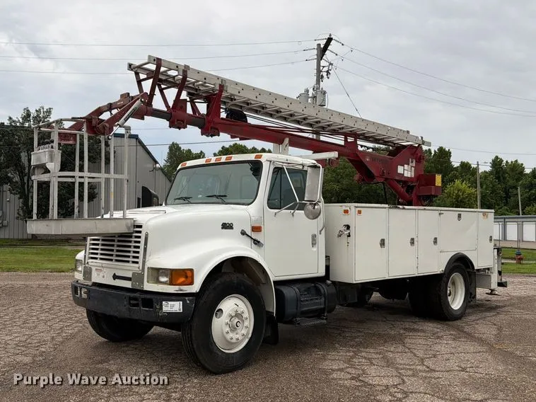 2000 International 4900 Bucket Truck