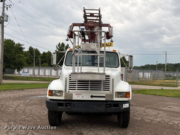 2000 International 4900 Bucket Truck - photo 2