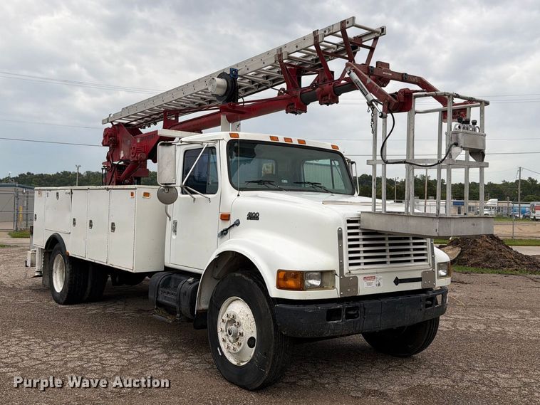 2000 International 4900 Bucket Truck - photo 3