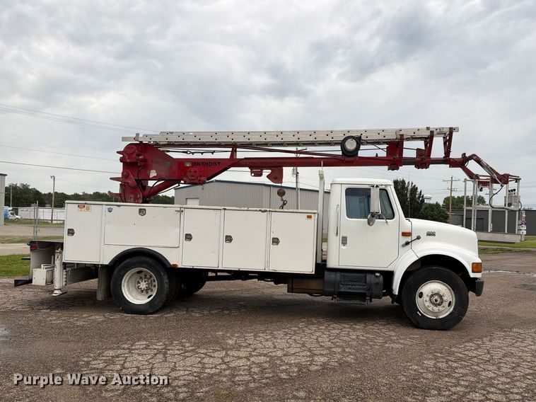 2000 International 4900 Bucket Truck - photo 4
