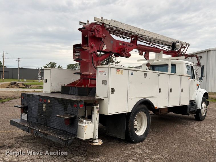 2000 International 4900 Bucket Truck - photo 5