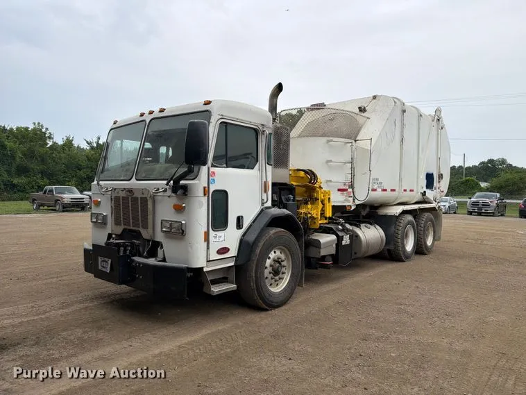 2014 Peterbilt 320 Refuse Truck