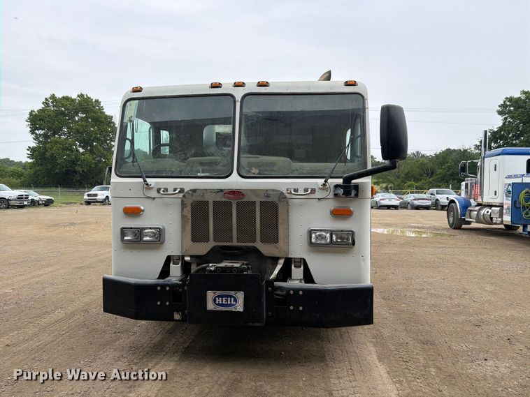 2014 Peterbilt 320 Refuse Truck - photo 2