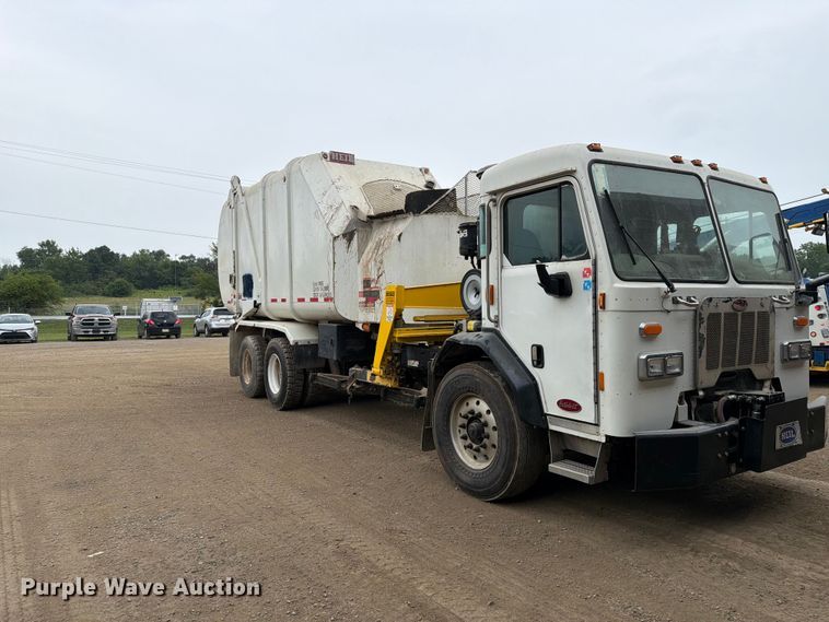 2014 Peterbilt 320 Refuse Truck - photo 3