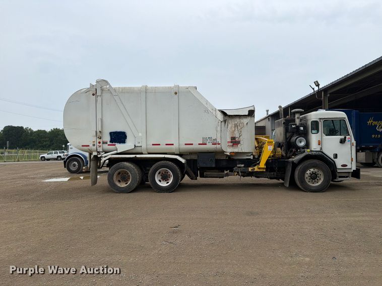 2014 Peterbilt 320 Refuse Truck - photo 4