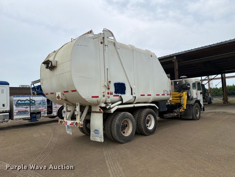 2014 Peterbilt 320 Refuse Truck - photo 5