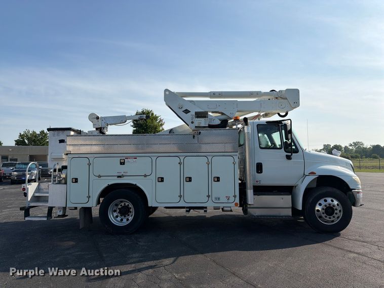 2017 International 4300 Bucket Truck - photo 4