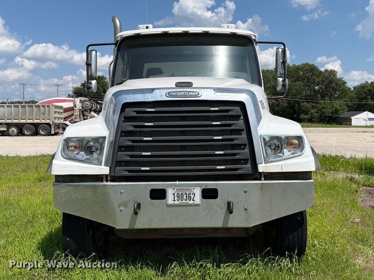 2012 Freightliner 114SD Dump Truck - photo 2