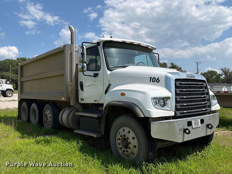 2012 Freightliner 114SD Dump Truck - photo 3