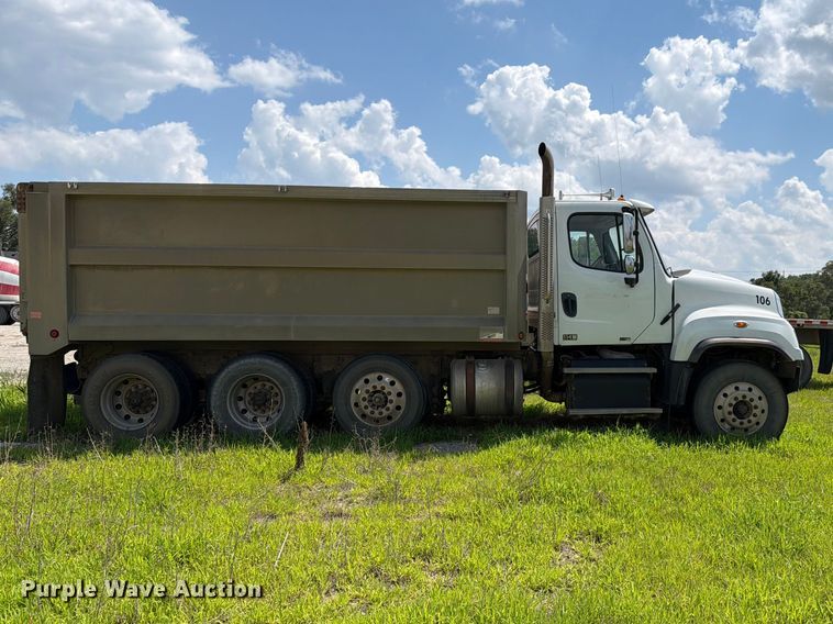 2012 Freightliner 114SD Dump Truck - photo 4