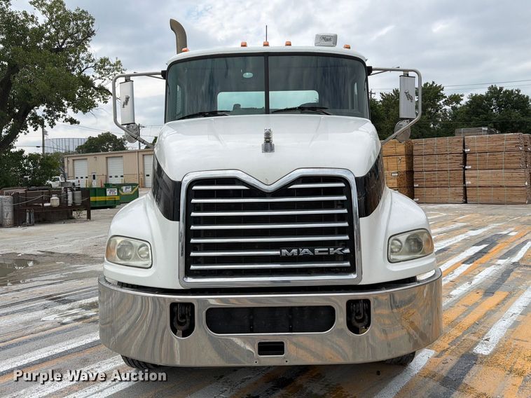 2009 Mack CXU613 Semi Truck - photo 2