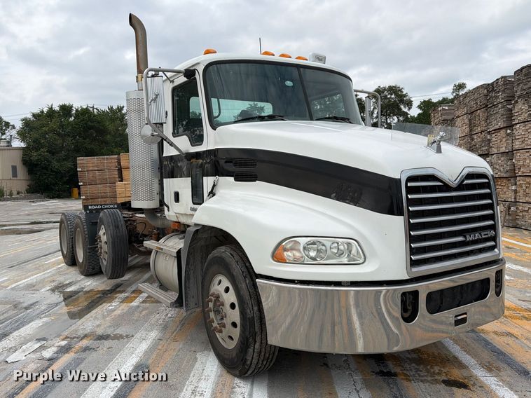 2009 Mack CXU613 Semi Truck - photo 3