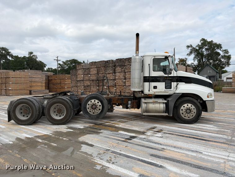 2009 Mack CXU613 Semi Truck - photo 4