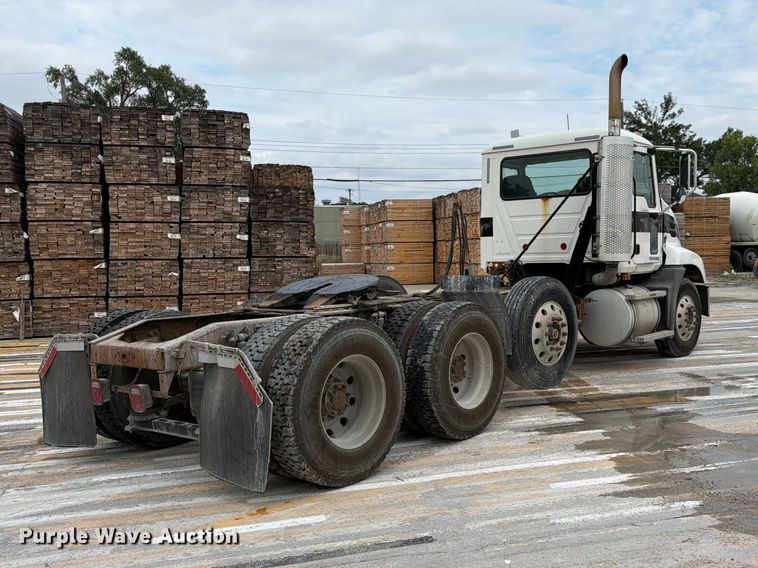 2009 Mack CXU613 Semi Truck - photo 5