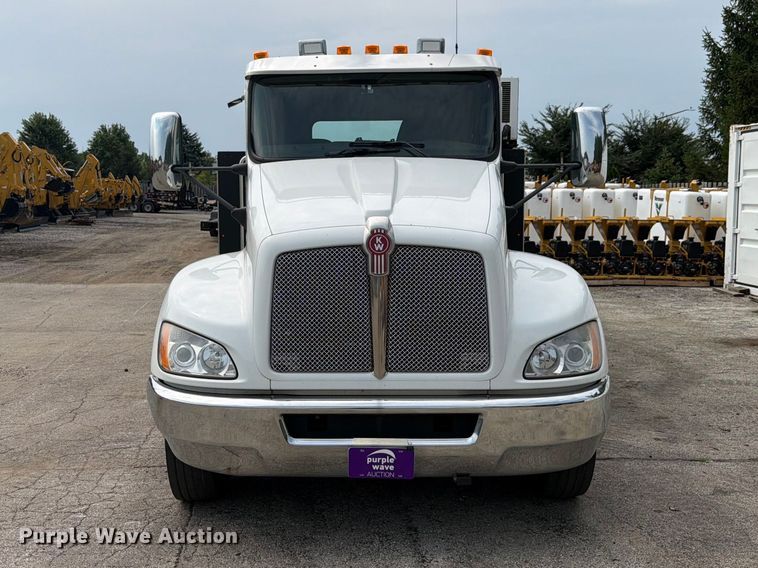 2017 Kenworth T370 Utility / Service Truck - photo 2