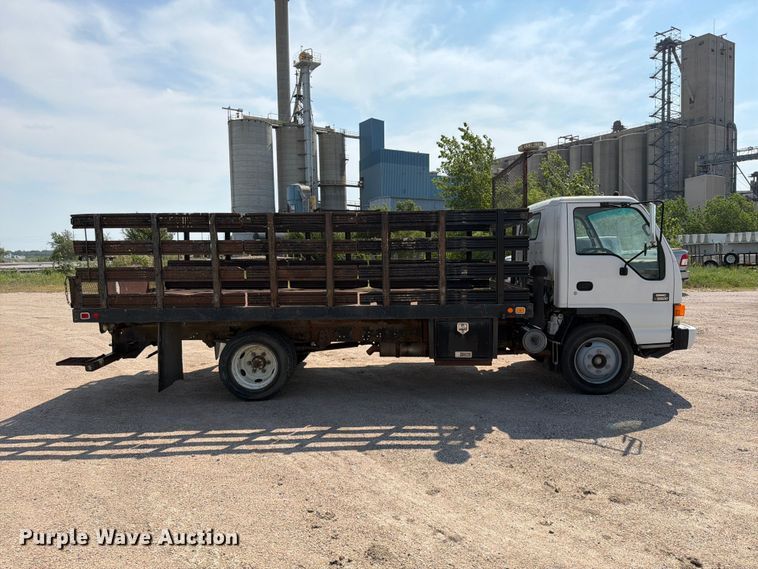 2001 GMC W5500 Flatbed Truck - photo 4