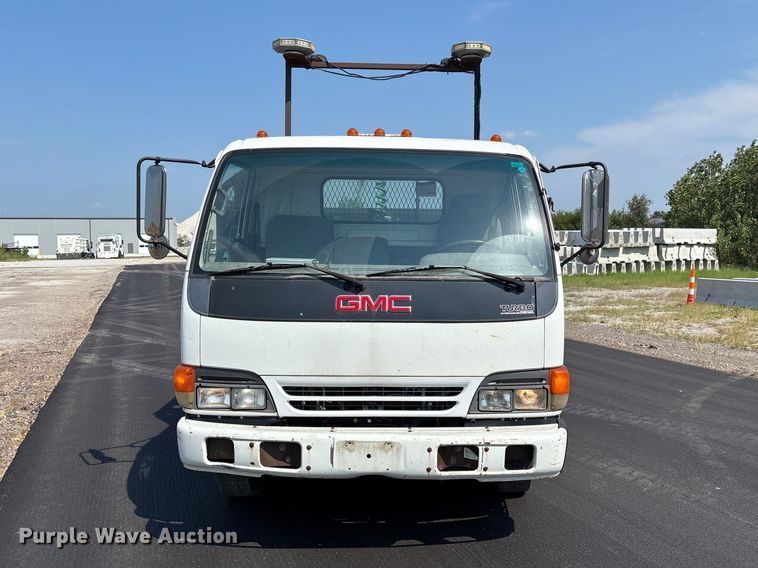 2004 GMC W5500 Flatbed Truck - photo 2
