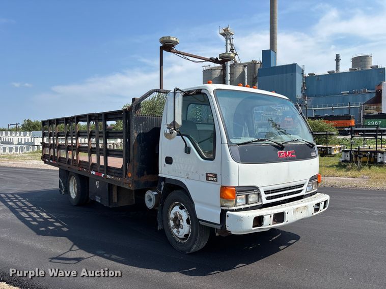 2004 GMC W5500 Flatbed Truck - photo 3