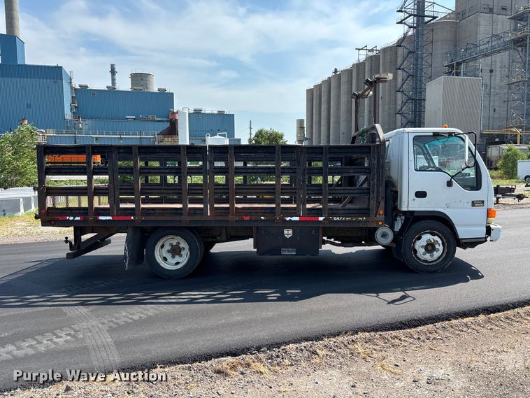 2004 GMC W5500 Flatbed Truck - photo 4