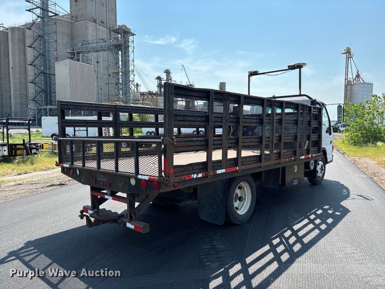 2004 GMC W5500 Flatbed Truck - photo 5