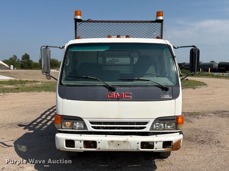 2002 GMC W5500 Flatbed Truck - photo 2