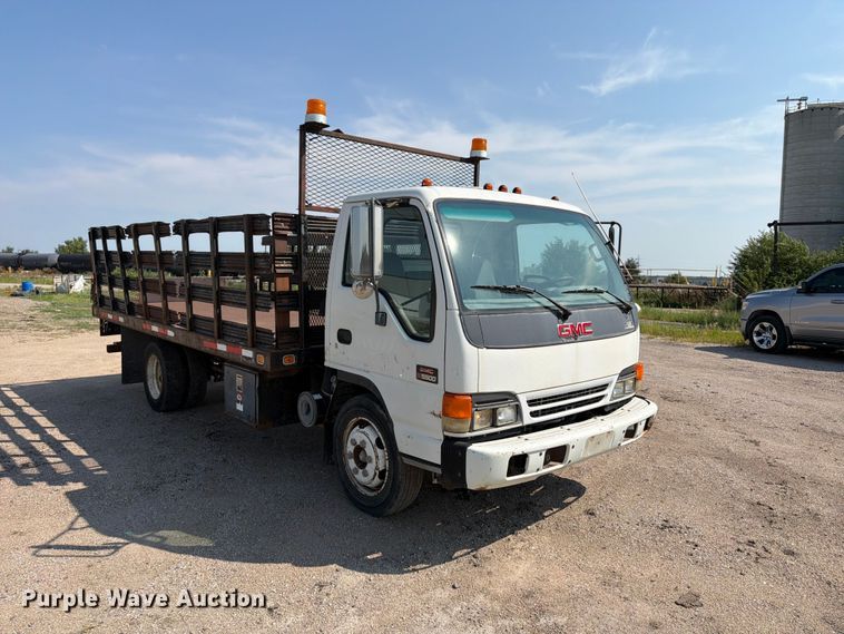 2002 GMC W5500 Flatbed Truck - photo 3
