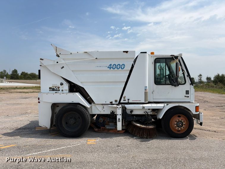 2001 Johnston M4 Street Sweeper - photo 4