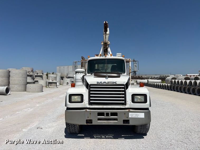 2001 Mack RD680S Crane Truck - photo 2