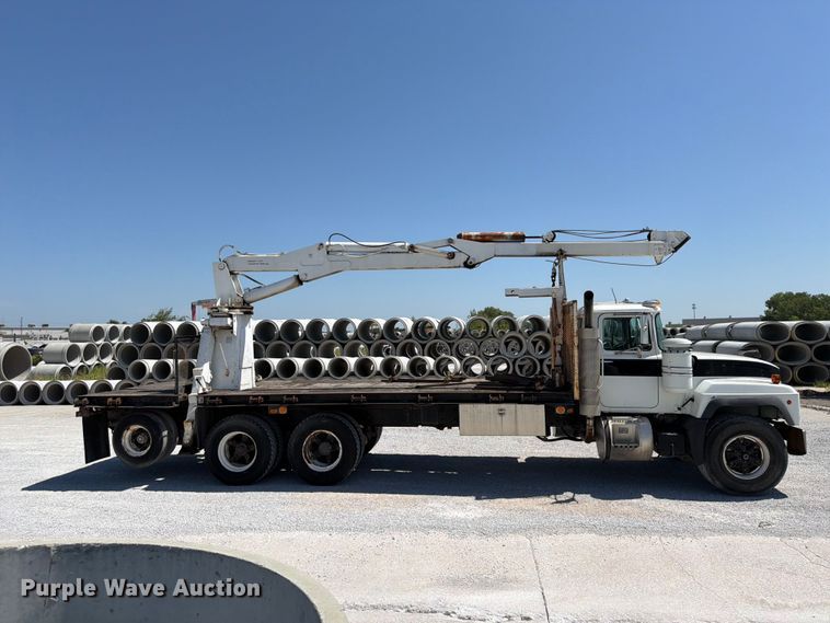 2001 Mack RD680S Crane Truck - photo 4