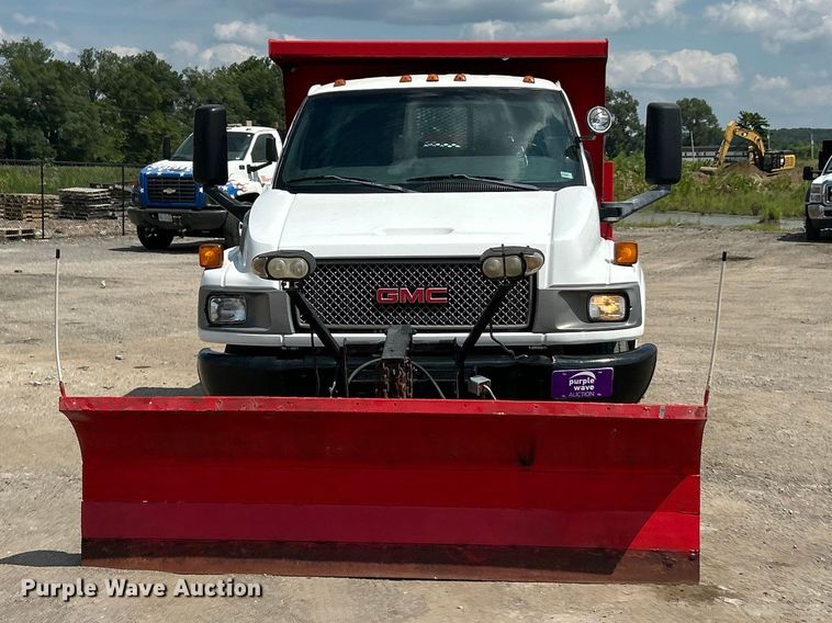 2004 GMC C4500 Dump Truck - photo 2