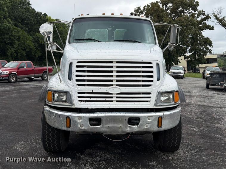 2004 Sterling L9500 Truck Cab And Chassis - photo 2