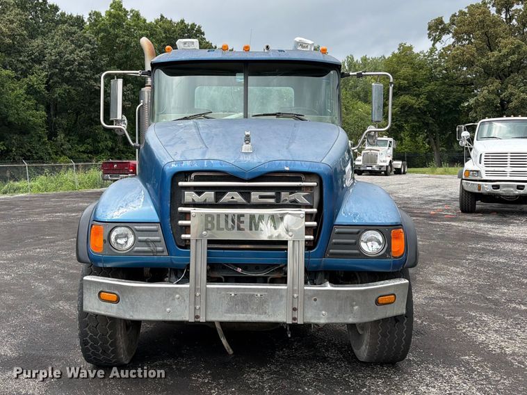 2002 Mack CV Truck Cab And Chassis - photo 2