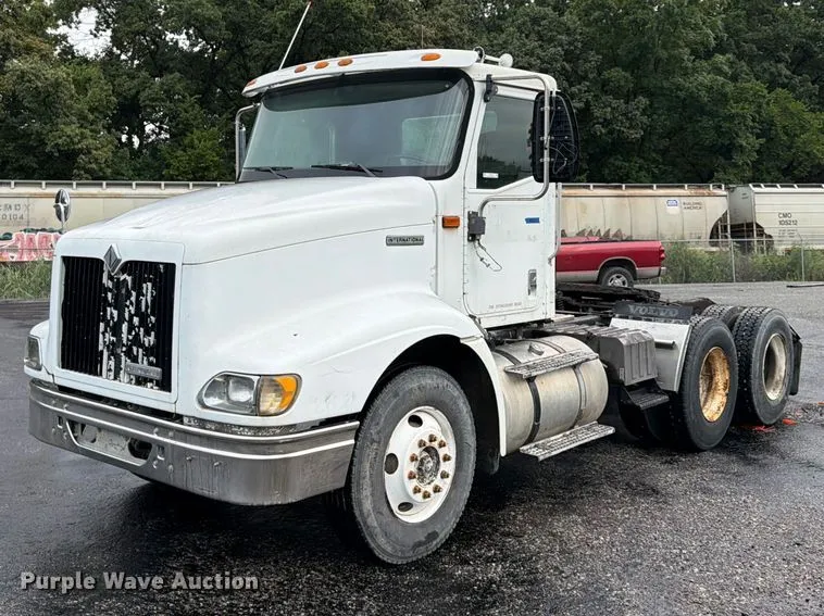 2000 International 9100i Semi Truck