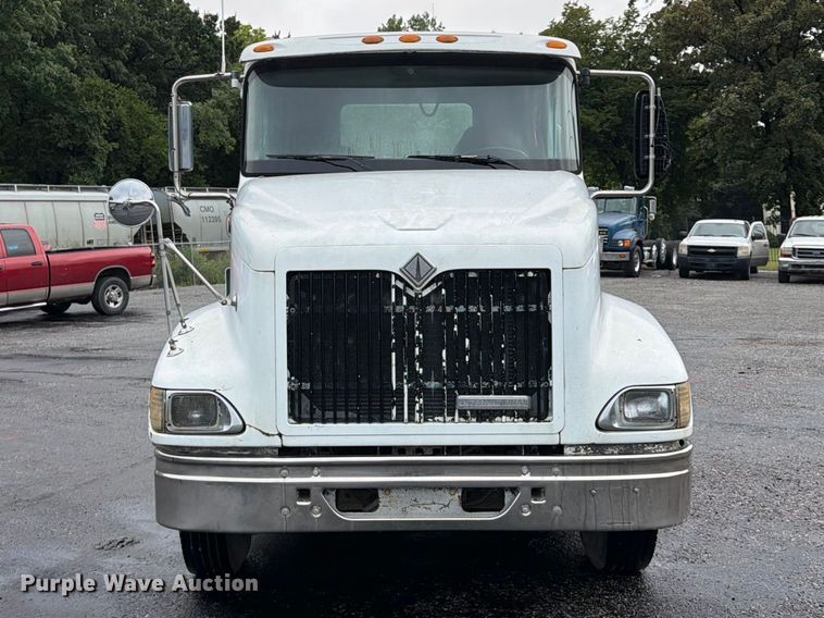 2000 International 9100i Semi Truck - photo 2