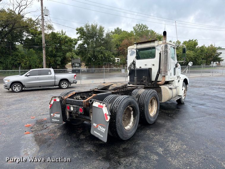 2000 International 9100i Semi Truck - photo 5