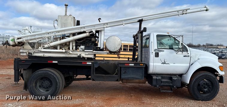 2001 Ford F750 Super Duty Pressure Digger Truck - photo 4
