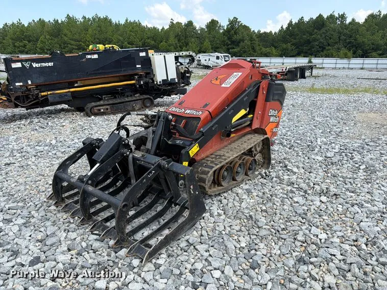 2025 Ditch Witch SK900 Compact Utility Loader