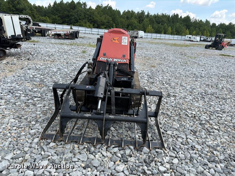 2025 Ditch Witch SK900 Compact Utility Loader - photo 2