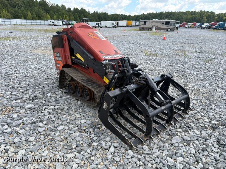 2025 Ditch Witch SK900 Compact Utility Loader - photo 3